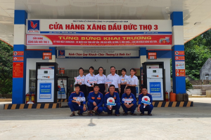 Jubilantly opened Duc Tho Petroleum store 3